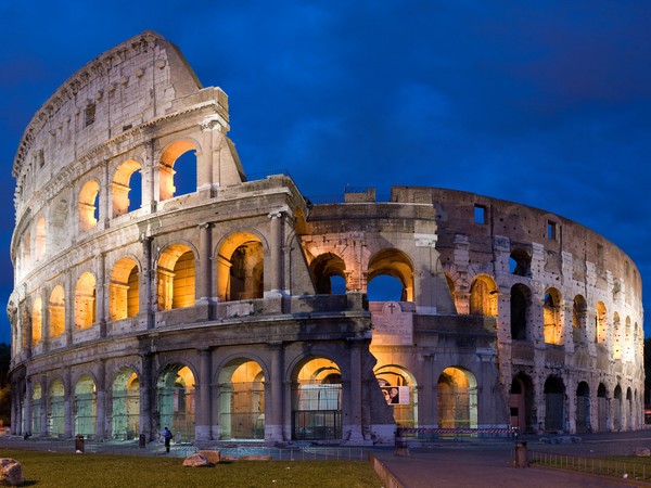Colosseumul iluminat