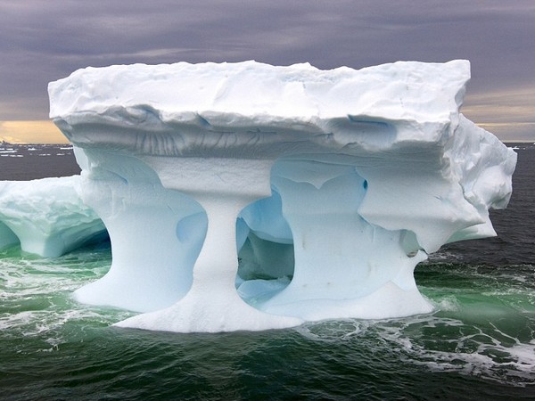 Iceberg in Oceanul Antarctic