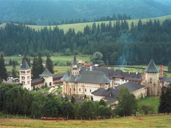 Manastirea Putna in cadrul natural