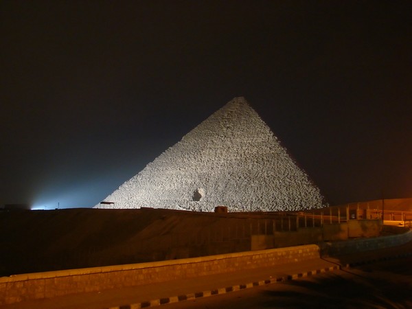 Piramida lui Keops noaptea
