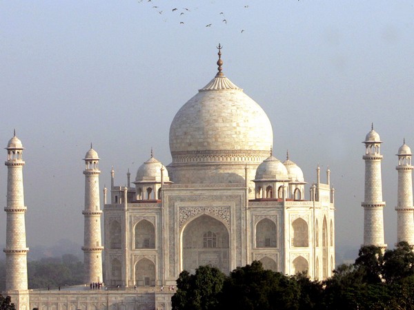Taj Mahal-ul si minaretele