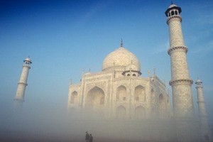 Taj Mahal-ul invaluit in ceata