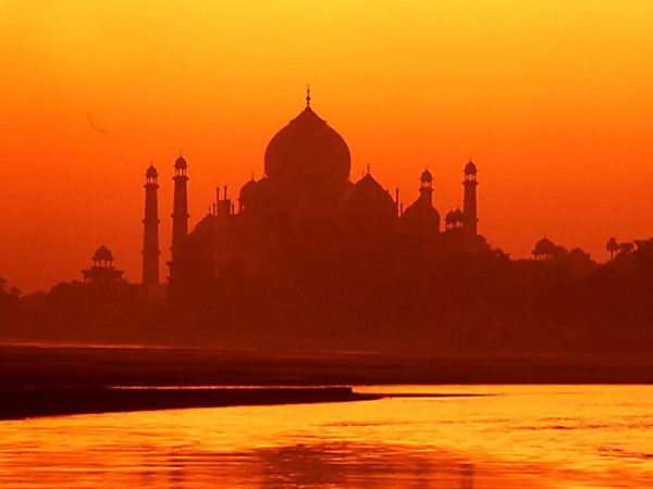 Taj Mahal-ul la apus